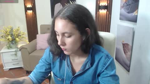 Snapshot of xlunna chatting on 10-22-25, 08:30 lunna online show from 10-22-25, 08:30