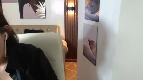 Snapshot of xlunna chatting on 10-25-25, 07:41 lunna online show from 10-25-25, 07:41