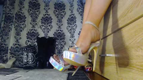 Snapshot of xmistressmonroex chatting on 05-08-26, 06:52 Monroe online show from 05-08-26, 06:52