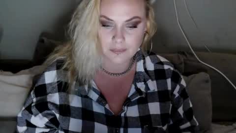 Snapshot of xo_goddessgia_xo chatting on 10-19-25, 09:59 Gia online show from 10-19-25, 09:59