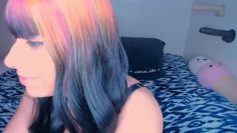 Snapshot of xocurvyrae chatting on 12-20-24, 03:03 Rae online show from 12-20-24, 03:03