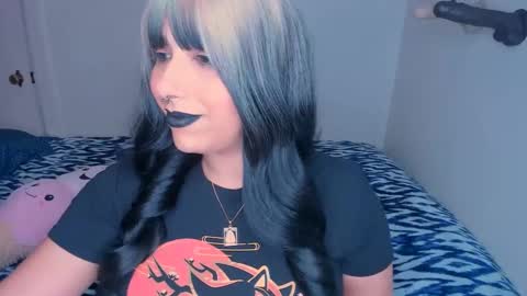 Snapshot of xocurvyrae chatting on 01-05-25, 06:46 Rae online show from 01-05-25, 06:46