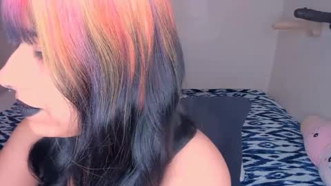 Snapshot of xocurvyrae chatting on 02-18-25, 01:43 Rae online show from 02-18-25, 01:43