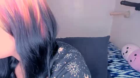 Snapshot of xocurvyrae chatting on 02-24-25, 04:49 Rae online show from 02-24-25, 04:49