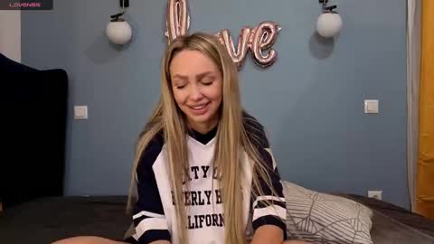 AnnaMaee online show from 03-01-25, 08:21