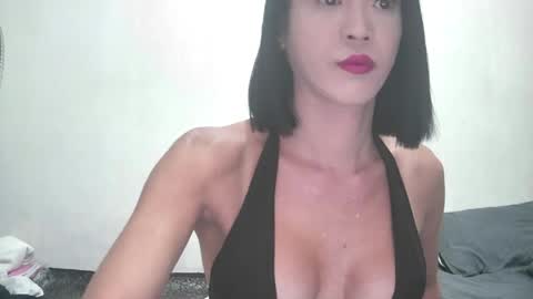 Snapshot of xxglamonatrixx chatting on 06-17-26, 04:37 Raine online show from 06-17-26, 04:37