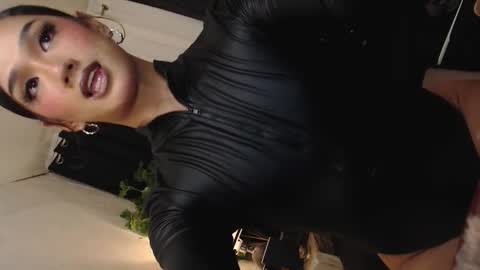 Sophie online show from 10-23-25, 06:28