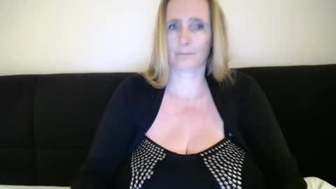 Snapshot of xxnikkie chatting on 02-03-25, 07:31 Nikkie online show from 02-03-25, 07:31