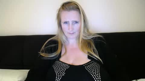 Snapshot of xxnikkie chatting on 03-04-25, 09:00 Nikkie online show from 03-04-25, 09:00