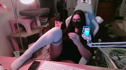 Snapshot of xxpreachersdaughterxx chatting on 11-15-25, 04:43 coco online show from 11-15-25, 04:43