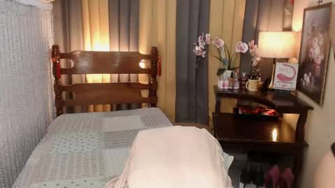 QUEENCY online show from 05-11-26, 06:52