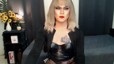 Snapshot of xyournightmarequeenx chatting on 12-17-24, 10:43 QueenMarina online show from 12-17-24, 10:43