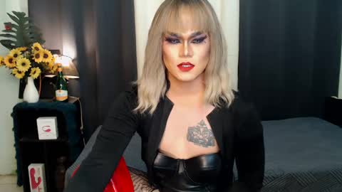 Snapshot of xyournightmarequeenx chatting on 12-25-24, 02:03 QueenMarina online show from 12-25-24, 02:03