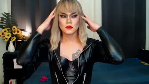 Snapshot of xyournightmarequeenx chatting on 01-01-25, 02:51 QueenMarina online show from 01-01-25, 02:51