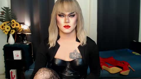 Snapshot of xyournightmarequeenx chatting on 01-11-25, 05:40 QueenMarina online show from 01-11-25, 05:40