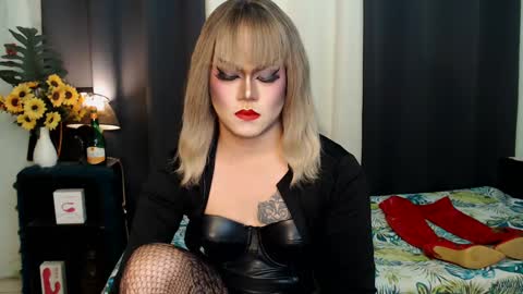 Snapshot of xyournightmarequeenx chatting on 01-24-25, 06:35 QueenMarina online show from 01-24-25, 06:35