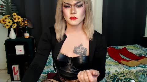 Snapshot of xyournightmarequeenx chatting on 01-24-25, 09:39 QueenMarina online show from 01-24-25, 09:39
