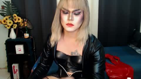 Snapshot of xyournightmarequeenx chatting on 02-01-25, 01:55 QueenMarina online show from 02-01-25, 01:55