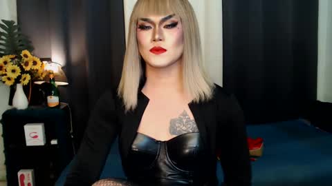 Snapshot of xyournightmarequeenx chatting on 02-19-25, 10:12 QueenMarina online show from 02-19-25, 10:12