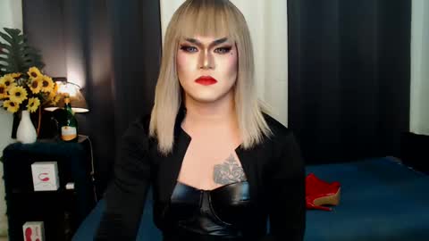 Snapshot of xyournightmarequeenx chatting on 02-19-25, 01:17 QueenMarina online show from 02-19-25, 01:17