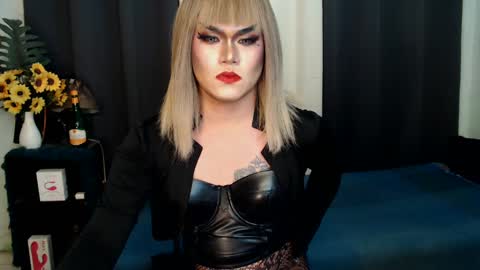 Snapshot of xyournightmarequeenx chatting on 02-19-25, 06:32 QueenMarina online show from 02-19-25, 06:32