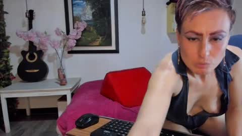 Yasemin online show from 01-31-25, 01:54