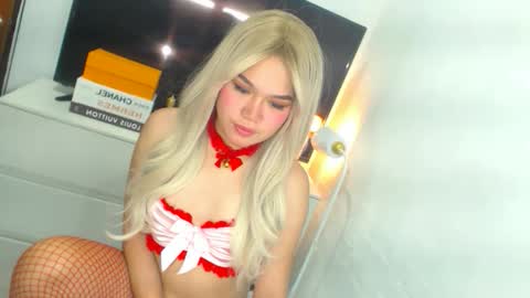 Snapshot of yazmin_shines chatting on 05-12-26, 01:03 Yazzi online show from 05-12-26, 01:03