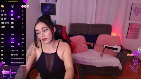 Snapshot of yeliana_sexy chatting on 10-14-25, 01:28 Valery online show from 10-14-25, 01:28