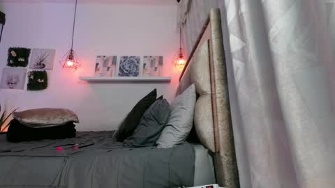 yellow_lily online show from 12-16-25, 03:50