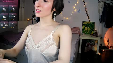 Snapshot of yellow_songbird chatting on 02-07-25, 07:06 Liya online show from 02-07-25, 07:06