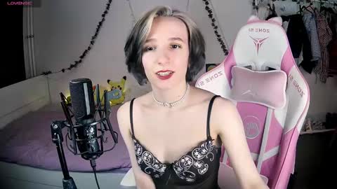 Snapshot of yellow_songbird chatting on 02-28-25, 05:37 Liya online show from 02-28-25, 05:37