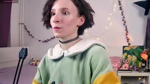 Snapshot of yellow_songbird chatting on 09-30-25, 05:40 Liya online show from 09-30-25, 05:40