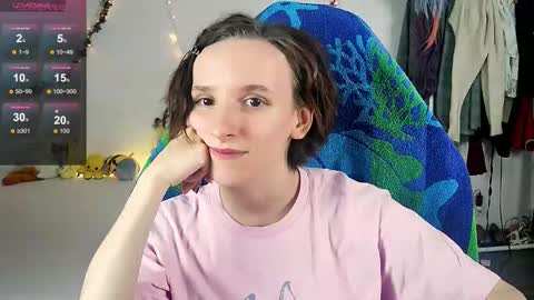 Snapshot of yellow_songbird chatting on 10-31-25, 05:14 Liya online show from 10-31-25, 05:14