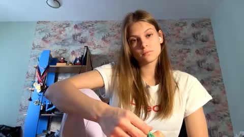 Snapshot of yenrowsell chatting on 10-13-25, 09:31 Emma online show from 10-13-25, 09:31