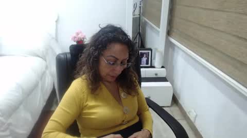 Snapshot of yessilatin chatting on 10-12-25, 04:11 jessy online show from 10-12-25, 04:11