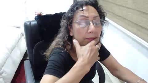 Snapshot of yessilatin chatting on 10-29-25, 11:06 jessy online show from 10-29-25, 11:06