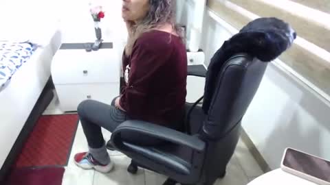 Snapshot of yessilatin chatting on 11-01-25, 12:07 jessy online show from 11-01-25, 12:07