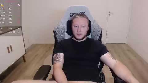 Snapshot of yhdxhy chatting on 10-18-25, 08:31 James online show from 10-18-25, 08:31