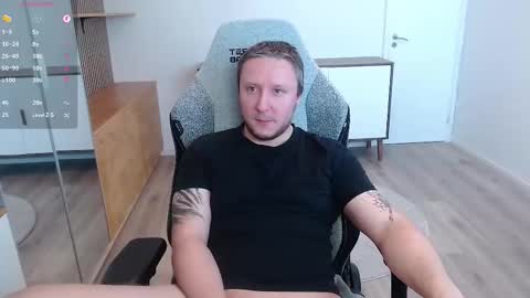 Snapshot of yhdxhy chatting on 11-17-25, 10:54 James online show from 11-17-25, 10:54