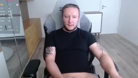 Snapshot of yhdxhy chatting on 04-11-26, 10:08 James online show from 04-11-26, 10:08