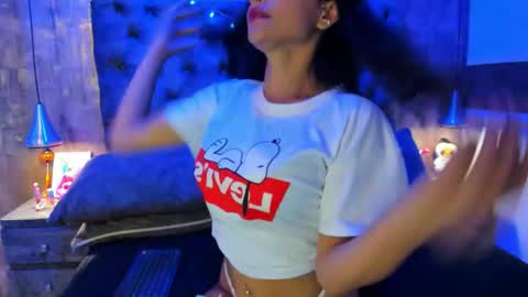 yiyisandoval online show from 11-06-25, 08:43