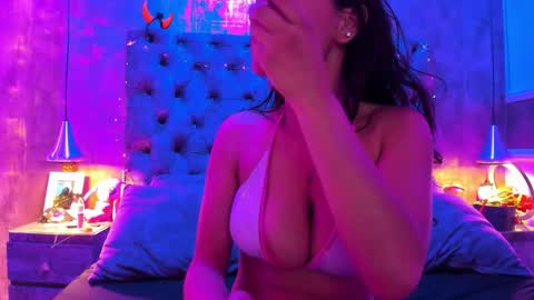 yiyisandoval online show from 11-18-25, 08:13