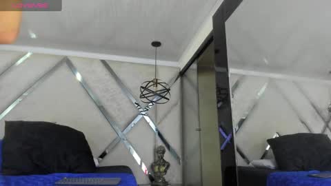 Yiyo online show from 01-19-25, 10:28