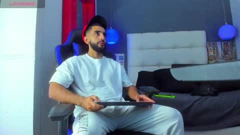 Yiyo online show from 12-15-25, 03:55