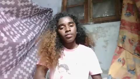 Snapshot of yolandrina05 chatting on 09-14-25, 01:27 yolandrina05 online show from 09-14-25, 01:27