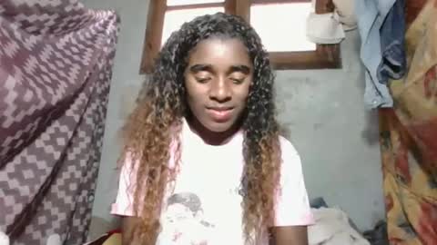 Snapshot of yolandrina05 chatting on 09-18-25, 12:40 yolandrina05 online show from 09-18-25, 12:40