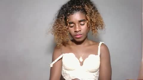 yolandrina05 online show from 10-13-25, 12:32