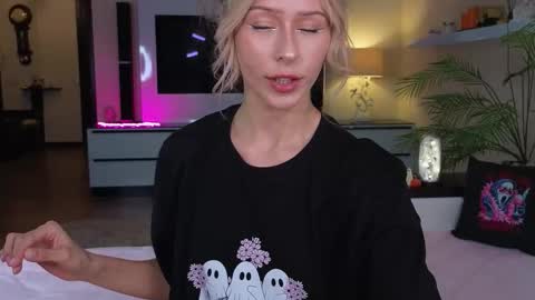 Snapshot of yononeey chatting on 10-31-25, 03:46 Wilma online show from 10-31-25, 03:46