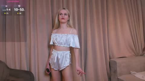 Elizabeth brunette -- Darline blonde  online show from 05-08-26, 07:30