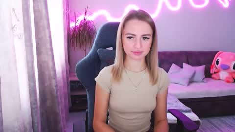 Snapshot of youdreamm chatting on 10-14-25, 08:26 Bella online show from 10-14-25, 08:26